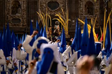 Un grupo de penitentes participan de los actos durante el Domingo de Ramos en Zaragoza, Aragón, España. 

 