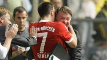 Ribery marca y se abraza con Van Gaal en la goleada del Bayern