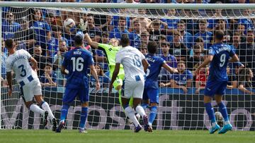 GETAFE (MADRID), 22/09/2024.- El defensa del Leganés Jorge Saenz (L) marca un gol durante el partido de la jornada 6 de LaLiga contra el Getafe, este domingo en el Estadio Coliseum en Getafe.-EFE/ Zipi Aragón