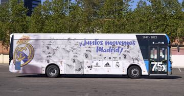 La Empresa Municipal de Transportes de Madrid ha presentado unos autobuses eléctricos para el derbi del domingo entre el Atlético de Madrid y el Real Madrid.
