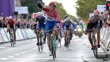 Dylan Groenewegen (LottoNI-Jumbo) logr&oacute; bati&oacute; al belga Oliver Naesen (IAM), que protest&oacute; la maniobra.