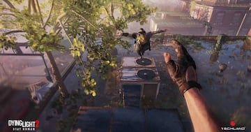 Aquí, por los tejados, practicando parkour.