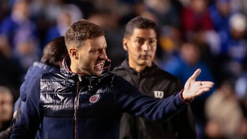 AME307. CIUDAD DE MÉXICO (MÉXICO), 17/02/2024.- El director técnico Martín Anselmi Cruz Azul reacciona este sábado, durante un partido de la jornada siete del Torneo Clausura del fútbol mexicano, en el Estadio Ciudad de los Deportes, en Ciudad de México (México). EFE/José Méndez
