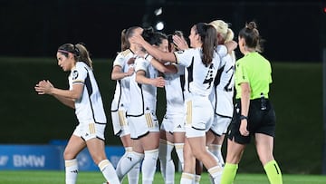 Rocío Gálvez, derecha, abraza a Ivana, izquierda, tras su gol con el Real Madrid al Eibar en la jornada 20 de la Liga F.