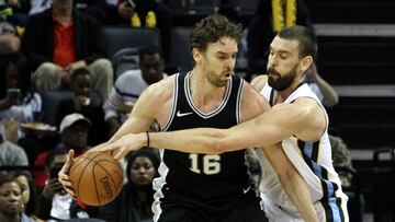 MEM01. MEMPHIS (TN, EE.UU.), 24/01/2018. El centro español de los Memphis Grizzlies Marc Gasol (d) en acción ante su hermano, el delantero de los San Antonio Spurs Pau Gasol (i), durante un juego de la NBA hoy, miércoles 24 de enero d
