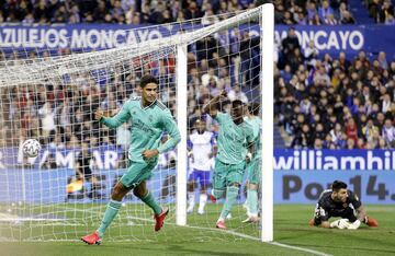 0-1. Rapahel Varane celebró el primer gol.