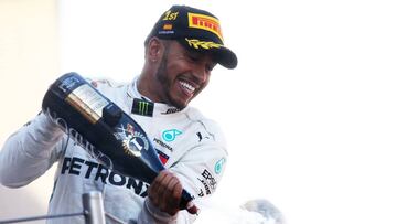 Lewis Hamilton en el podio de Barcelona.