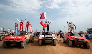 El podio del Dakar en coches. En el medio, los campeones, el piloto catarí Nasser Al-Attiyah y su copiloto, el francés, Mathieu Baumel, a la izquierda, en segundo lugar, el francés Sebastien Loeb y su copiloto Fabian Lurquin, y en tercera posición el piloto brasileño Lucas Moraes y su copiloto, el alemán  Timo Gottschalk.