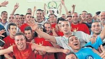 <b>ÍDOLO. </b>Calderón visitó a los reclusos de un penal de Sevilla donde apandrina a un equipo y donde el pabellón del centro lleva su nombre.