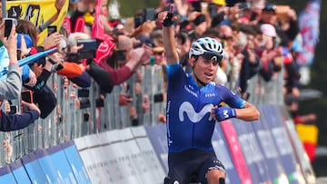 Einer Rubio celebra su victoria en el Giro en Crans Montana.