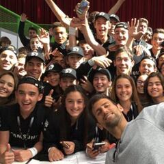 Djokovic se fotografía con los recogepelotas del Madrid Open