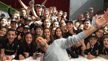 Novak Djokovic posa con los recogepelotas del Mutua Madrid Open.
