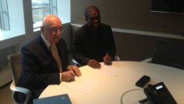 Seedorf firma el contrato