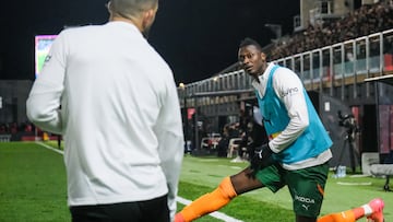 ELDA (ALICANTE), 07/01/2025.- El nuevo jugador del Valencia, cedido de la Real Sociedad, el nigeriano Umar Sadiq, durante su calentamiento en el partido de la Copa del Rey que CD Eldense y Valencia CF disputan este martes en el estadio Nuevo Pepico Amat, en Elda. EFE/Pablo Miranzo