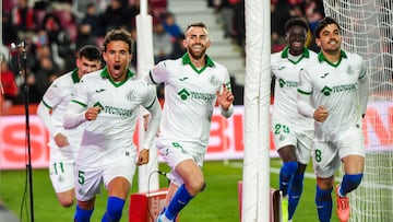 GRANADA, 03/01/2025.- Los jugadores del Getafe celebran el primer gol del equipo madrileño durante el encuentro correspondiente a los dieciseisavos de final de la Copa del Rey disputado entre el Granada y el Getafe en el Estadio Nuevo Los Carmenes de Granada, este viernes. EFE/ Miguel Ángel Molina