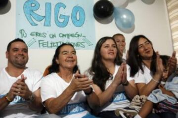 Familiares del ciclista colombiano Rigoberto Urán celebran el segundo puesto de Urán en el Giro de Italia en Medellín (Colombia). Urán logró por segunda vez consecutiva el segundo puesto en el Giro de Italia, esta vez detrás de su compatriota Nairo Quintana. 