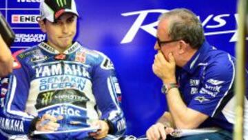 Jorge Lorenzo en el box del equipo Yamaha.