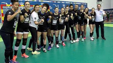 Las jugadoras del Rincón Fertilidad Málaga posan ayer antes del entrenamiento. Están dispuestas a dar guerra ante su afición, y reclaman apoyo para llenar las gradas del Ciudad Jardín.