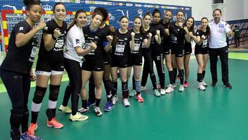 Las jugadoras del Rinc&oacute;n Fertilidad M&aacute;laga posan ayer antes del entrenamiento. Est&aacute;n dispuestas a dar guerra ante su afici&oacute;n, y reclaman apoyo para llenar las gradas del Ciudad Jard&iacute;n.