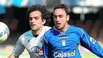 <b>LLEVA 12 GOLES. </b>Momo pelea por el balón con Gañán en el partido disputado en la mañana de ayer en Chapín.