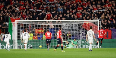 El primer gol ha llegado por medio de un penalti que, en principio, Quintero González no vio. De hecho, amonestó a Budimir por creer que había simulado. Sin embargo, no fue así y fue llamado por el VAR para corregir su error, ya que hubo pisotón de Courtois al croata. El delantero rojillo fue el encargado de firmar el 1-0 desde los once metros. 