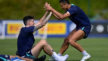 COMO, ITALY - JULY 28: Alessandro Bastoni of FC Internazionale and Alexis Sanchez of FC Internazionale geduring the FC Internazionale training session at the club's training ground Suning Training Center on July 28, 2022 in Como, Italy. (Photo by Mattia Ozbot - Inter/Inter via Getty Images)