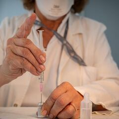 Vacuna contra el COVID: qué son las jeringuillas de volumen muerto bajo