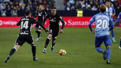 Camarasa pugna por un bal&oacute;n durante el partido de Liga Santander entre M&aacute;laga y Betis.