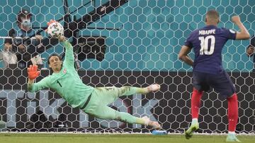 Sommer detiene el penalti a Mbappé.