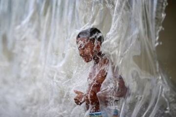 Brasil está listo para los Juegos Olímpicos. Un niño juega en una fuente de Madureira Park en Río.