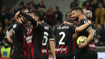 Milan (Italy), 20/05/2023.- AC Milan's Olivier Giroud (R) jubilees with his teammates after scoring the goal of 5 to 1 during the Italian serie A soccer match between AC Milan and Sampdoria at Giuseppe Meazza stadium in Milan, Italy, 20 May 2023. (Italia) EFE/EPA/MATTEO BAZZI
