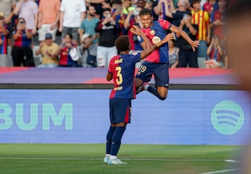 El delantero espa?ol del Barcelona Lamine Yamal celebra con su compa?ero Balde el 1-0 al Athletic Club en el partido correspondiente a la jornada 2 en el Estadio Ol赤mpico de la Ciudad Condal, el 24 de agosto de 2024. El encuentro acab車 2-1.