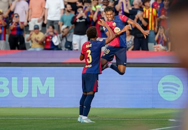 El delantero español del Barcelona Lamine Yamal celebra con su compañero Balde el 1-0 al Athletic Club en el partido correspondiente a la jornada 2 en el Estadio Olímpico de la Ciudad Condal, el 24 de agosto de 2024. El encuentro acabó 2-1. 