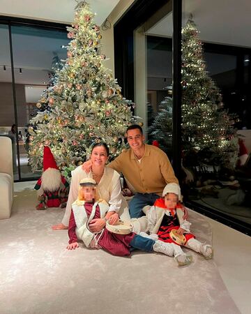 Deportistas Con Regalo De Navidad En Su Mano Foto de archivo - Imagen de  casero, cuidado: 162388656