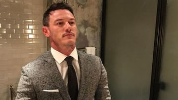 Luke Evans comiendo arepa rellena en Bogotá. El famoso actor de Hollywood compartió imágenes de su estadía en el país, mientras prueba platos típicos.