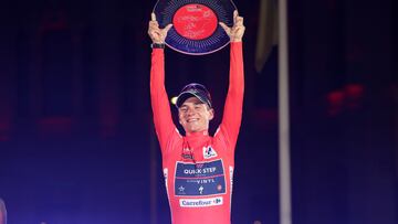 Remco Evenepoel, con su trofeo de campeón de La Vuelta en el podio final de Madrid.