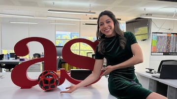 Fotografía de Regina Martínez, con vestido verde, en la oficina de AS México