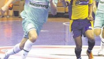 <b>TREPIDANTE. </b>Schumacher y Pedrinho en plena carrera.