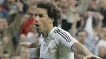 <b>GOLAZO.</B> Van Nistelrooy abrió el camino de la victoria del Madrid con un gol espectacular de volea.