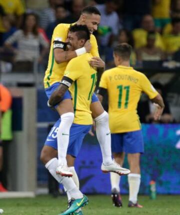 Football Soccer - Brazil v Argentina - World Cup 2018 Qualifiers - Mineirao stadium, Belo Horizonte, Brazil - 10/11/16 - Brazil's Paulinho (C) celebrates with teammate Neymar after scoring his goal against Argentina. REUTERS/Cristiane Mattos