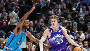 SALT LAKE CITY, UTAH - MARCH 27: T.J. Warren #21 of the Phoenix Suns defends Lauri Markkanen #23 of the Utah Jazz during the second half of a game at Vivint Arena on March 27, 2023 in Salt Lake City, Utah. NOTE TO USER: User expressly acknowledges and agrees that, by downloading and or using this photograph, User is consenting to the terms and conditions of the Getty Images License Agreement.   Alex Goodlett/Getty Images/AFP (Photo by Alex Goodlett / GETTY IMAGES NORTH AMERICA / Getty Images via AFP)