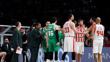 Ergin Ataman, en la pasada final griega de Liga junto a jugadores de su equipo, el Panathinaikos, y del Olympiacos.
