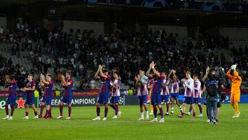 BARCELONA, 19/09/2023.- Los jugadores del FC Barcelona a la finalización del encuentro correspondiente a la fase de grupos de la Liga de Campeones que han disputado hoy martes frente al Royal Amberes en el estadio Olímpico de Montjuic, en Barcelona. EFE / Alejandro García.
