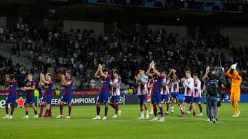 BARCELONA, 19/09/2023.- Los jugadores del FC Barcelona a la finalizaci¨®n del encuentro correspondiente a la fase de grupos de la Liga de Campeones que han disputado hoy martes frente al Royal Amberes en el estadio Ol¨ªmpico de Montjuic, en Barcelona. EFE / Alejandro Garc¨ªa.