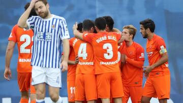 GRAF060. SAN SEBASTIÁN, 10/12/2017.- Los jugadores del Málaga celebran el gol marcado por su compañero Borja Bastón durante el partido ante la Real Sociedad correspondiente a la decimoquinta jornada de LaLiga Santander disputado hoy en el estadio de Anoeta. EFE/Javier Etxezarreta