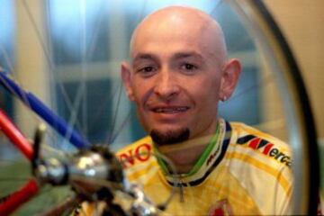Apodado cari?osamente 'el elefantino' por el tama?o de sus orejas y su cabeza rapada, posa junto a su bicicleta despu¨¦s de un entrenamiento en San Felice Circeo, al sur de Roma (23 de enero de 1997).