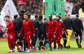 Jugadores del Liverpool FC y AFC Bournemouth no se dan la mano al inicio del encuentro. 