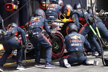 Los mecánicos de la ecudería energética cambian los neumáticos del monoplaza de Max Verstappen.