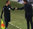 Simeone compartió su alegría con el línea tras el 1-0
