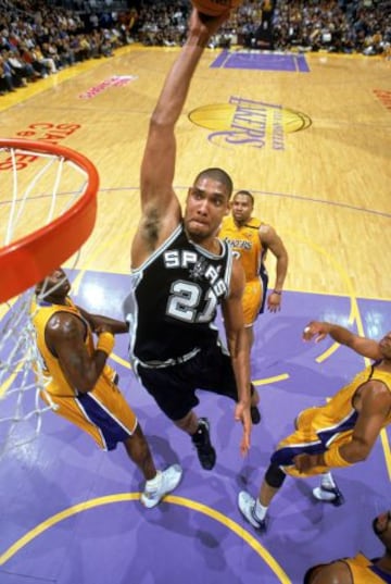 Tim Duncan en acción ante Los Angeles Lakers